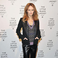 カール・ラガーフェルド写真展「Chanel The Little Black Jacket」のディナー・パーティに出席するヴァネッサ・パラディ（イタリア・ミラノ）-(C) Getty Images