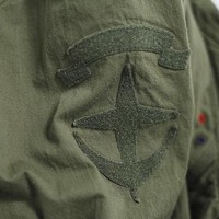 ジャケットの左袖には、ベルクロの連邦軍ワッペンが存在感をアピール。(C)SOTSU・SUNRISE