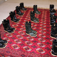 中央にはペルシャ絨毯が敷かれ、ブーツが並ぶ