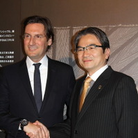 左から、フェンディのピエトロ・ベッカーリ、チェアマン兼CEOと東京藝術大学の宮田亮平学長