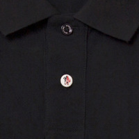 第2ボタンはモンクレールのロゴ柄