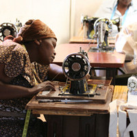 アフリカなどの人々が技術を身に付け、自力で貧困から抜け出すことを目指す