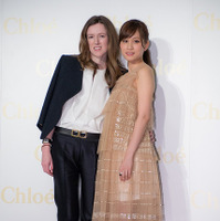 前田敦子さんとクレア・ワイト・ケラーさん。前田さんのドレスはクロエ