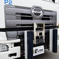 隊列走行試験に用いたトラックも展示。