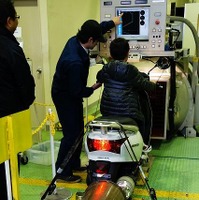 2輪車用のシャシーダイナモ試験機は子供も乗ることができた。