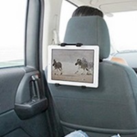 「iPad用 カーホルダー（後部座席タイプ）」利用イメージ（iPadは別売）
