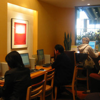 ネットもコンシェルジュサービスも提供−新タイプのコミュニケーションカフェ「オダシスきょうどう」オープン