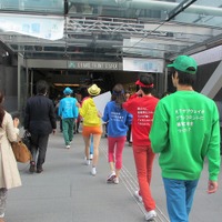 謎の集団“うわさ話広め隊”が、グランフロント大阪を練り歩く！ 画像