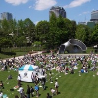 屋外図書館が東京ミッドタウン芝生広場でスタート