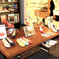 伊勢丹新宿店×『私が靴を愛するワケ』（本館2階婦人靴プロモーション）作品にちなんだブランドのコレクションを展示・販売