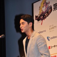 「日本シアタースタッフ映画祭」の授賞式でスピーチをする染谷将太