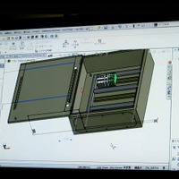 SolidWorks Electrical 3Dを起動し、配電盤の3Dモデルに部品を配置していく。細かな端子台なども設置。各部品の間隔は後から微調整できる