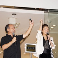 ソフトバンク孫社長と上戸彩（2012年9月、iPhone 5発売）