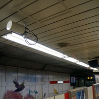 丸ノ内線東京駅のホームでは、トンネルに向けて電波を発射するアンテナが4本、ホームに向けて発射するものが1本、3カ所の天井裏に埋め込まれたアンテナで、サービスをカバーする