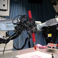 毎年、いろいろなロボットを見られる。これは、2010年に見られた絵を描けるロボット。