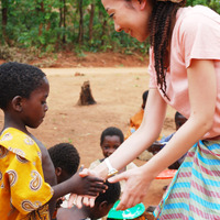 アフリカを訪問し、現地の子どもたちと触れ合うMISIA