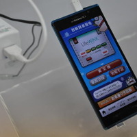 LifeWINK 車内モニターと専用アプリを立ち上げたスマートフォン