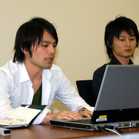 サービス統括部 企画1部 トップページ企画の西田修一氏（左）と安田健志氏（右）