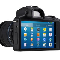 サムスン、Android 4.2搭載で3G/LTEに対応したミラーレス一眼カメラ「GALAXY NX」 画像