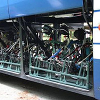 参加者の自転車を観光バスのトランクに収納