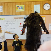 本物の熊の毛皮を使い、教室内でリアルな自然を感じる機会を生徒に与える