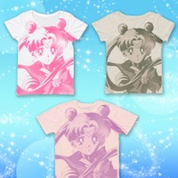 「美少女戦士セーラームーン」のアップがプリントされたTシャツ