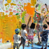 子どもと描く大壁画ライブペインティング　制作風景