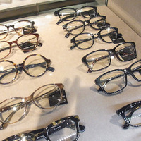 「ヴィクター＆ロルフ」で人気のアイウエア。右上の黒縁眼鏡はデザイナーのヴィクターとロルフが愛用している