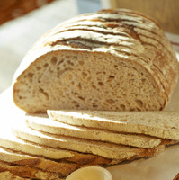 オーガニック小麦のウィートパン」大型サイズ（2,299円）。一人用にちょうどいいミニサイズ（346円）も販売している