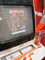 [ビジネスシヨウ] カラオケとゲームをテレビで楽しむケータイ。ボーダフォンは「V601T」を披露