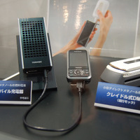 「小型ダイレクトメタノール型燃料電池」対応のモバイル充電器とクレイドル式充電器
