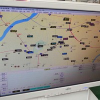 オペレータが操作する配車システム。画面の地図上には、市内の自社タクシーの居場所や状態（空車なのか、実車中なのかなど）や、走行の向きなどが一覧できる。