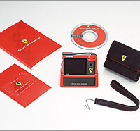 オリンパス、フェラーリ公認デジカメ「Ferrari DIGITAL MODEL 2004」を予約限定販売