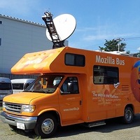 自家発電機や衛星通信機器を搭載したバスを派遣する「Mozilla Busプロジェクト」がスタート 画像