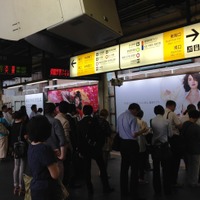 帰宅ラッシュ時の新宿駅で快適なキャリアは？……新iPhoneで調査！ 画像