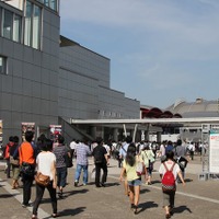 【東京ゲームショウ2013】いよいよ一般公開日スタート、大行列が幕張に出現・・・ビジネスデーの来場者数も発表