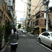 さすが社長。神田の町を歩くのもさまになります。　