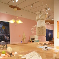 3Dプリンターで製作されたドレスやランプ、花瓶、サングラス、玩具などが、製作過程のビデオとプリンター実機と共に並ぶ