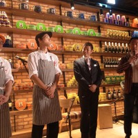 左から角知憲ディレクタ−、林和洋料理長、椎橋常智店長、新川義弘代表