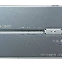 ソニー、40GバイトHDD搭載の携帯型フォトストレージ