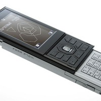 スライド式携帯電話「P704i」