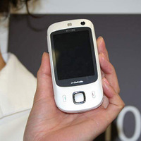 HTC製のHT1100。やや丸みを帯びたフォルムと、タッチパネルを親指1本で操作できる「TouchFLO」が特徴だ