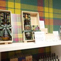 日本とスコットランドを結ぶというメッセージが込められた江戸切子のグラスとスコッチのセット
