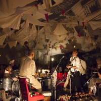 スズキタカユキと4人の音楽家による『音と布、光と料理のサーカス』、10月31日公演第一部