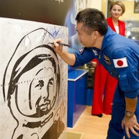 バイコヌール宇宙基地内の博物館を訪れ、サインを残す若田宇宙飛行士（11月3日）　(c) JAXA/GCTC