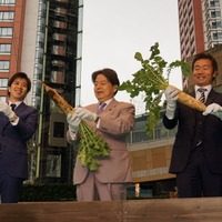 写真：左から、オイシックスの高島宏平社長、林芳正農林水産大臣、カフェ・カンパニーの楠本修二郎社長