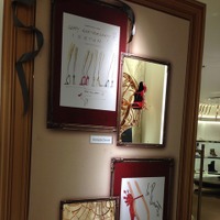 2階婦人靴のアートフレームではシューズデザイナーの手描きメッセージ入りのデザイン画を展示