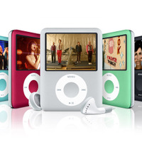 第3世代iPod nano（左からブルー/レッド/シルバー/グリーン/ブラック）