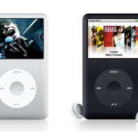 iPod classic（左からシルバー/ブラック）
