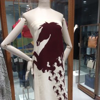 ステラ・マッカートニーによる2001年発表のドレス。ドーバーストリートマーケット・ギンザでの「クロエ」のアーカイブ展にて